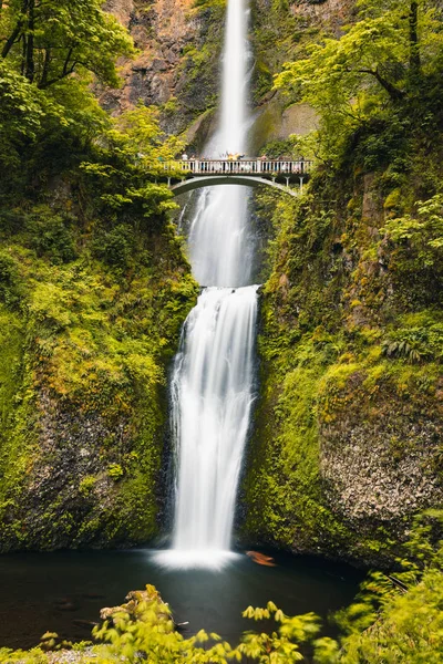 Portland, Oregon, USA 06, 12, 2019. Multnomah Falls är den mest vi — Stockfoto