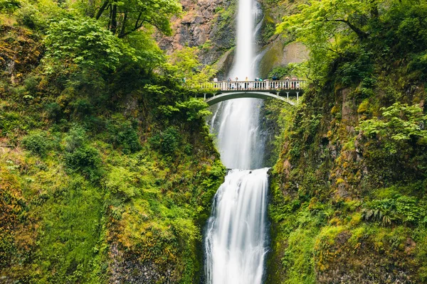 Portland, Oregon, USA 06, 12, 2019. Multnomah Falls är den mest vi — Stockfoto