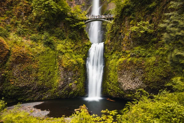 Portland, Oregon, USA 06, 12, 2019. Multnomah Falls är den mest vi — Stockfoto