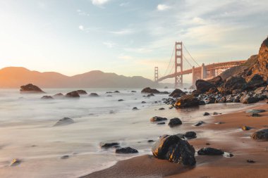 San Francisco, Kaliforniya'daki ikonik Golden Gate'de gün batımı. T