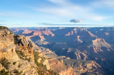 Büyük Kanyon, Colorado tarafından oyulmuş dik kenarlı bir kanyondur. 