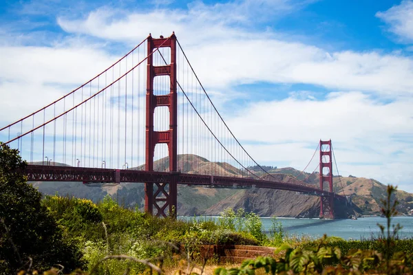 Sunset at the iconic Golden Gate in San Francisco, California. t — Stock Photo, Image