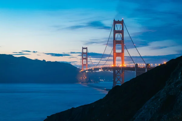 Sunset at the iconic Golden Gate in San Francisco, California. t — Stock Photo, Image