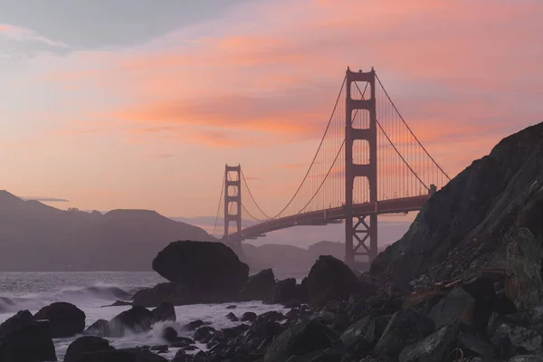 Sunset at the iconic Golden Gate in San Francisco, California. t — Stock Photo, Image