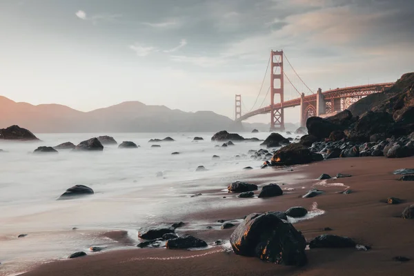 Sunset at the iconic Golden Gate in San Francisco, California. t — Stock Photo, Image