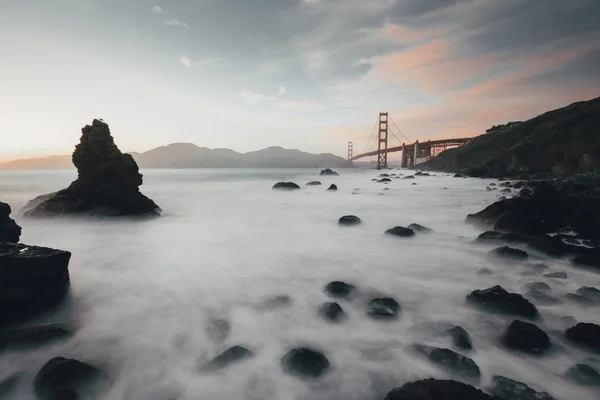 Naplemente az ikonikus Golden Gate, San Francisco, Kalifornia. T — Stock Fotó