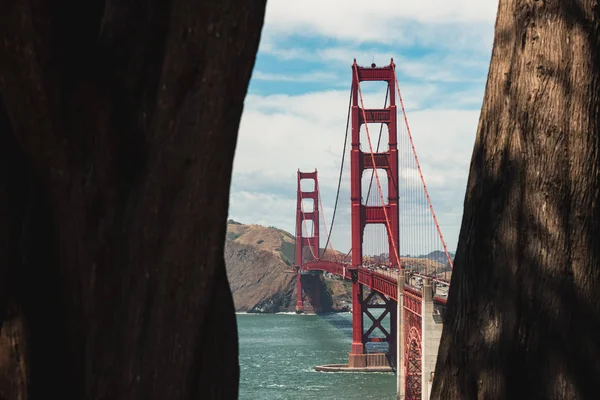 Sunset at the iconic Golden Gate in San Francisco, California. t — Stock Photo, Image