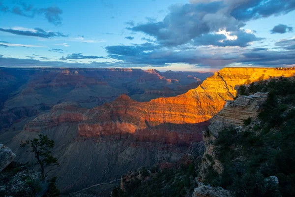Der Grand Canyon ist eine steile Schlucht, die vom Colorado gemeißelt wurde — Stockfoto