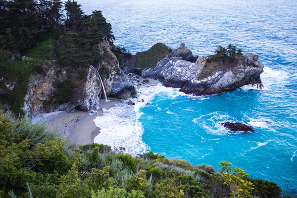 McWay Falls is a waterfall on the coast of Big Sur in central Ca — Stock Photo, Image