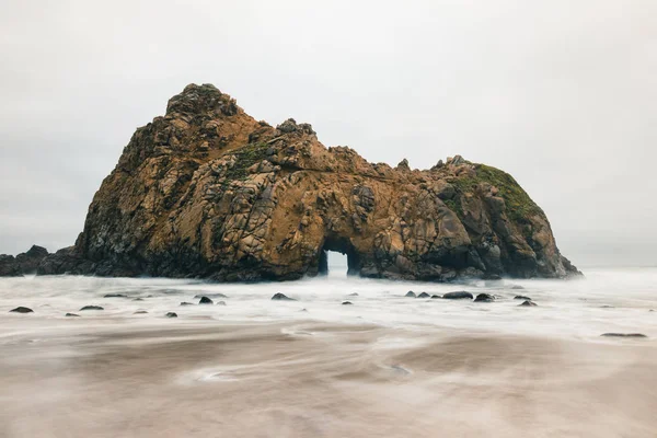 Pfeiffer Beach is a rocky coastling situated at the Big Sur west — Stock Photo, Image