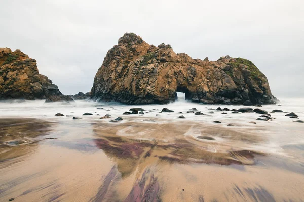 Pfeiffer beach ist eine felsige Küste am großen sur west — Stockfoto