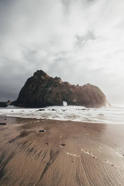 Pfeiffer Beach, Big Sur'un batısında yer alan kayalık bir sahil şerididir.