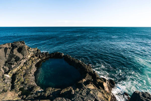 La piscina de roca de lava llamada Brimketill es un lugar muy interesante en la península de Reykjanes en Islandia. Turismo en Islandia — Foto de Stock