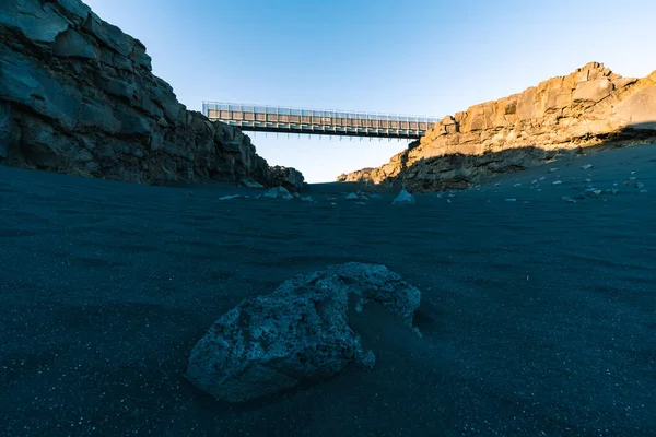 Bridge Between Continents befindet sich auf der Halbinsel Reykjanes, die leicht von Reykjavik, der Hauptstadt Islands, zu erreichen ist. Tourismus in Island. Hochwertiges Foto während der goldenen Stunde — Stockfoto