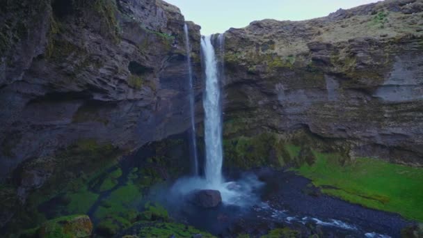 Uma filmagem em câmera lenta da bela cachoeira Kvernufoss perto de Skogafoss, no sul da Islândia. Visite a Islândia e sua natureza única e deslumbrante — Vídeo de Stock