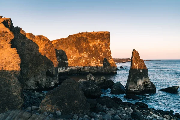 Maravillosa puesta de sol en la popular atracción turística de la bahía de Valahnukamol en el sur de Islandia. Los acantilados se encuentran en la península de Reykjanes y son fácilmente accesibles desde Keflavik o Reykjavik la ciudad capital — Foto de Stock