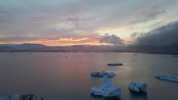 一个高质量的4K镜头的冰川泻湖Jokulsarlon在冰岛的黄金时刻在五彩缤纷的日落灯 充满冰山的泻湖是冰岛风景最优美的地方之一 — 图库视频影像