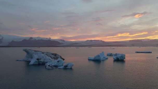 カラフルな夕日の光の中で黄金の時間の間にアイスランドの氷河ラグーンジョクルサロンの高品質の4K映像 氷河に囲まれたラグーンはアイスランドで最も美しい場所の1つです — ストック動画