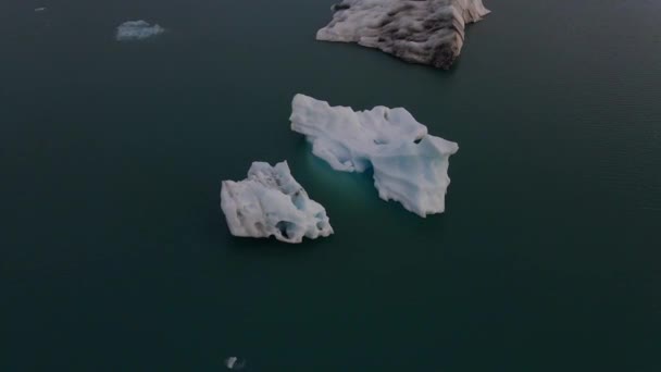 一个高质量的4K镜头的冰川泻湖Jokulsarlon在冰岛的黄金时刻在五彩缤纷的日落灯 充满冰山的泻湖是冰岛风景最优美的地方之一 — 图库视频影像