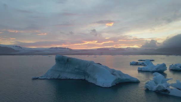 一个高质量的4K镜头的冰川泻湖Jokulsarlon在冰岛的黄金时刻在五彩缤纷的日落灯 充满冰山的泻湖是冰岛风景最优美的地方之一 — 图库视频影像