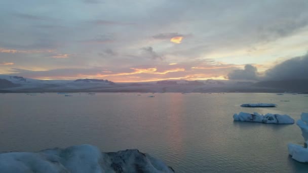 Vysoce Kvalitní Záběry Glacier Lagoon Jokulsarlon Islandu Během Zlaté Hodiny — Stock video