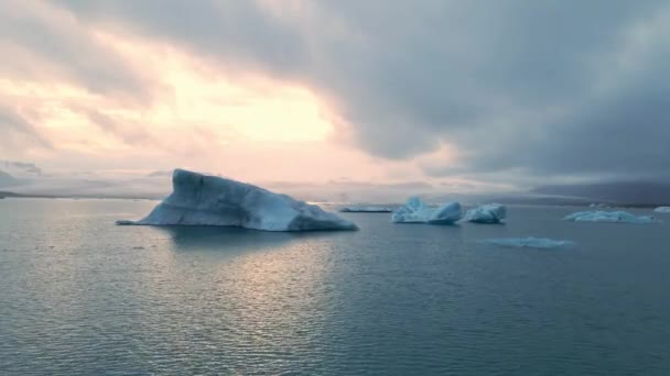 一个高质量的4K镜头的冰川泻湖Jokulsarlon在冰岛的黄金时刻在五彩缤纷的日落灯 充满冰山的泻湖是冰岛风景最优美的地方之一 — 图库视频影像