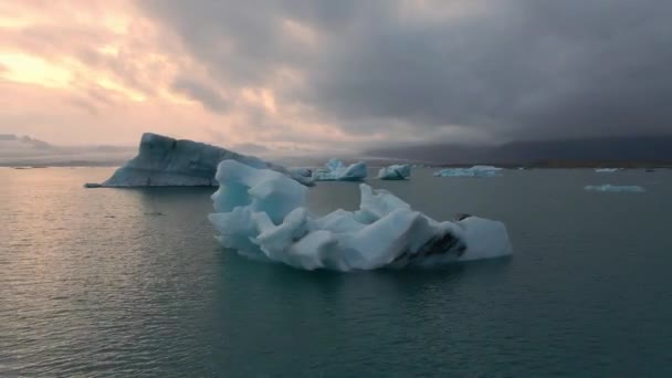 Высококачественные Кадры Исландской Лагуны Йокулсарлон Золотой Час Ярких Солнечных Лучах — стоковое видео