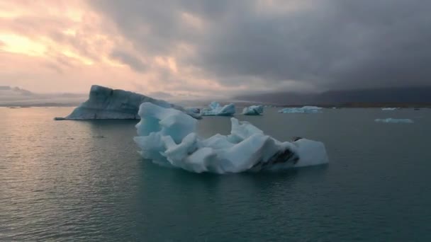 Zlanda Daki Glacier Lagoon Jokulsarlon Renkli Günbatımı Işıklarında Çekilmiş Yüksek — Stok video