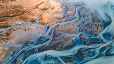 Yukarıdan bir buzul nehri. Nehrin havadan çekilmiş fotoğrafı İzlanda buzullarından geliyor. İzlanda 'da yaratılan doğa ananın güzel sanatı. Duvar kağıdı arka plan yüksek kaliteli fotoğraf
