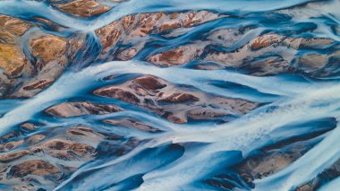 Yukarıdan bir buzul nehri. Nehrin havadan çekilmiş fotoğrafı İzlanda buzullarından geliyor. İzlanda 'da yaratılan doğa ananın güzel sanatı. Duvar kağıdı arka plan yüksek kaliteli fotoğraf