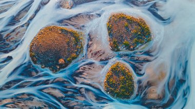 Yukarıdan bir buzul nehri. Nehrin havadan çekilmiş fotoğrafı İzlanda buzullarından geliyor. İzlanda 'da yaratılan doğa ananın güzel sanatı. Duvar kağıdı arka plan yüksek kaliteli fotoğraf