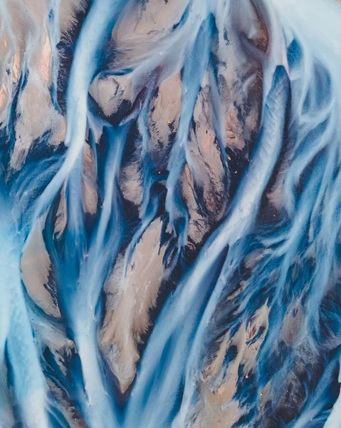 Un fiume glaciale dall'alto. Foto aerea dei corsi d'acqua dei ghiacciai islandesi. Bellissima arte della Madre Natura creata in Islanda. sfondo carta da parati foto di alta qualità — Foto Stock