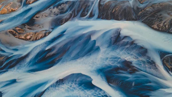 Un fiume glaciale dall'alto. Foto aerea dei corsi d'acqua dei ghiacciai islandesi. Bellissima arte della Madre Natura creata in Islanda. sfondo carta da parati foto di alta qualità — Foto Stock