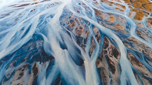 Een gletsjerrivier van boven. Luchtfoto van de rivierbeken van IJslandse gletsjers. Prachtige kunst van de Moeder Natuur gemaakt in IJsland. Behang achtergrond hoge kwaliteit foto — Stockfoto