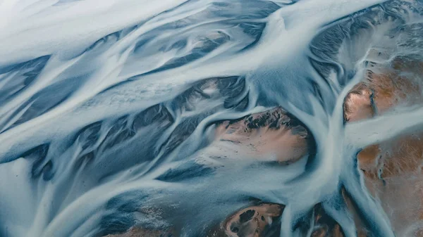 Yukarıdan bir buzul nehri. Nehrin havadan çekilmiş fotoğrafı İzlanda buzullarından geliyor. İzlanda 'da yaratılan doğa ananın güzel sanatı. Duvar kağıdı arka plan yüksek kaliteli fotoğraf
