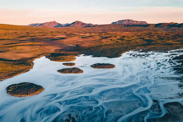 그 위에는 빙하가 흐르는 강들이 있습니다. 아이슬란드 빙하에서 흐르는 강의 공중 사진. 아름다운 어머니의 예술은 아이슬란드에서 만들어 졌다. Wallpaper background high quality photo — 스톡 사진