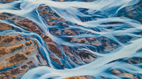 Een gletsjerrivier van boven. Luchtfoto van de rivierbeken van IJslandse gletsjers. Prachtige kunst van de Moeder Natuur gemaakt in IJsland. Behang achtergrond hoge kwaliteit foto — Stockfoto