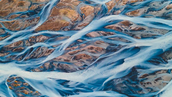 Un fiume glaciale dall'alto. Foto aerea dei corsi d'acqua dei ghiacciai islandesi. Bellissima arte della Madre Natura creata in Islanda. sfondo carta da parati foto di alta qualità — Foto Stock