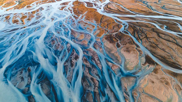 Een gletsjerrivier van boven. Luchtfoto van de rivierbeken van IJslandse gletsjers. Prachtige kunst van de Moeder Natuur gemaakt in IJsland. Behang achtergrond hoge kwaliteit foto — Stockfoto