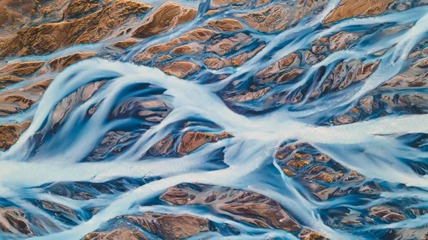 Un fiume glaciale dall'alto. Foto aerea dei corsi d'acqua dei ghiacciai islandesi. Bellissima arte della Madre Natura creata in Islanda. sfondo carta da parati foto di alta qualità — Foto Stock