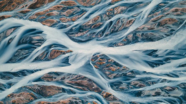 Yukarıdan bir buzul nehri. Nehrin havadan çekilmiş fotoğrafı İzlanda buzullarından geliyor. İzlanda 'da yaratılan doğa ananın güzel sanatı. Duvar kağıdı arka plan yüksek kaliteli fotoğraf