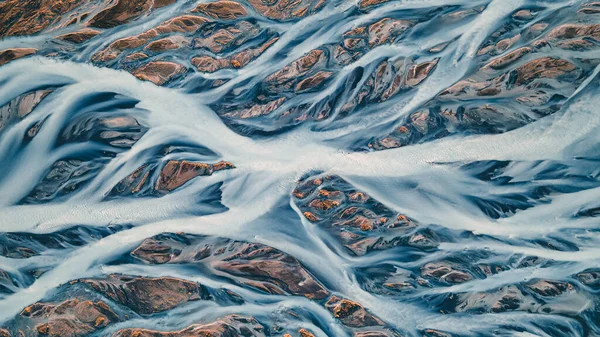 Een gletsjerrivier van boven. Luchtfoto van de rivierbeken van IJslandse gletsjers. Prachtige kunst van de Moeder Natuur gemaakt in IJsland. Behang achtergrond hoge kwaliteit foto — Stockfoto