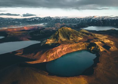 Altın saat ve günbatımında İzlanda Dağları 'ndaki Hnausapollur Krateri Gölü' nün havadan görünüşü. İzlanda 'da güzel bir yaz. Kuzey ülkelerinde turizm