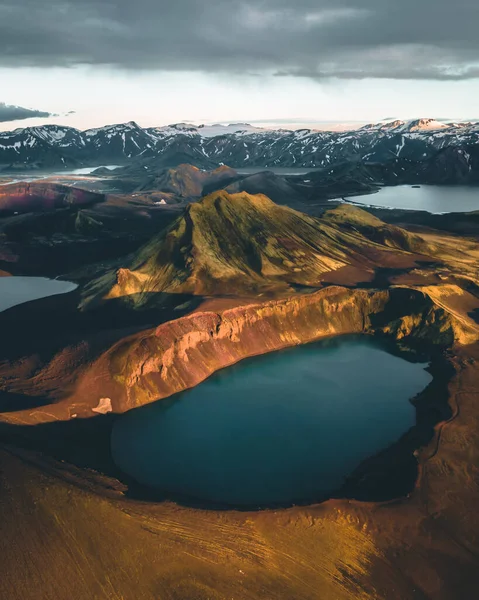 Vista aérea del lago del cráter Hnausapollur en las Tierras Altas de Islandia durante la hora dorada y la puesta del sol. Hermoso verano en Islandia. Turismo en los países nórdicos — Foto de Stock