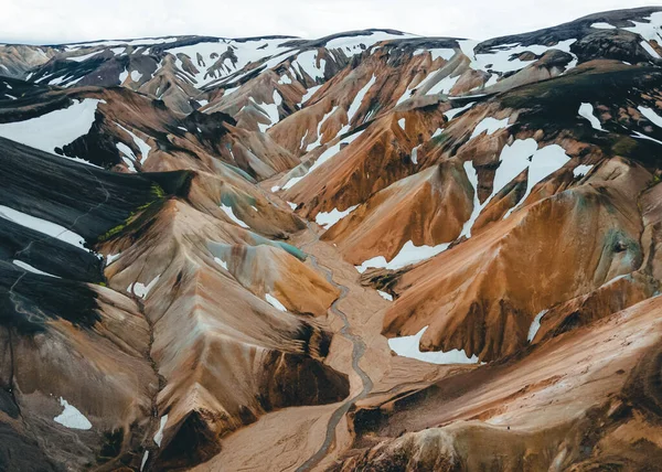 Landmannalaugar tęczowe góry z lotu ptaka. Fotografia dronów w górach Islandii. Turystyka w Islandii — Zdjęcie stockowe