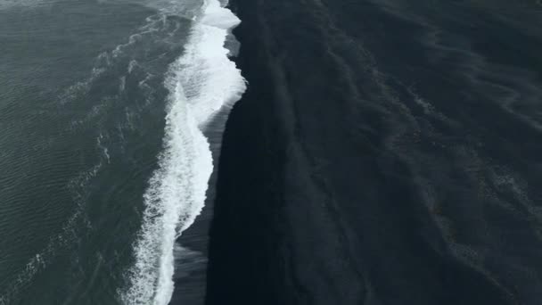 Légi felvétel a fekete homokos strandról Izlandon. Egy tipikus vulkáni fekete homok díszíti szinte minden strand Izlandon. Turizmus Izlandon, anyatermészet. — Stock videók