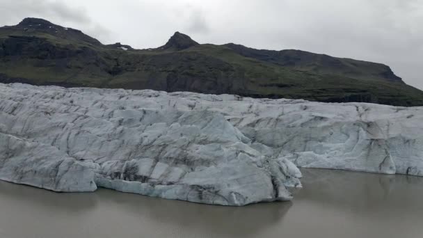 Luftaufnahme der wunderschönen Landschaft des Svinafellsjokull-Gletschers im Vatnajokull-Nationalpark in Island. Landschaft Islands. Luftaufnahmen — Stockvideo