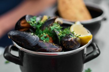 Deniz ürünleri güveç tencerede. Otantik İtalyan restoranı mutfağı, sağlıklı Şarküteri gıda.