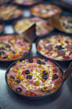 Çocuklar, bir demir tablo için hazırlık Mini pizza