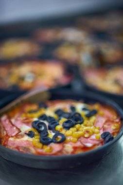 Çocuklar, bir demir tablo için hazırlık Mini pizza